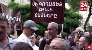 На митинге у ЦИК в Гюмри сторонник оппозиции объявил голодовку в футболке с Путиным