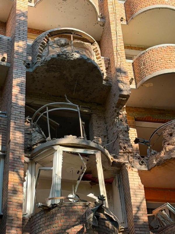 Российский беспилотник поразил дом в Киеве, где живёт режиссёр Роман Балаян