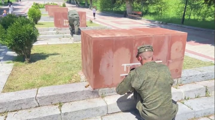 Военнослужащие 102-й базы в Гюмри восстанавливают буквы на мемориале «Мать Армения» после провокации