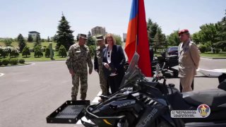 Германия передала Армении 16 снегоходов для ВС: техника будет задействована в Ширакской области