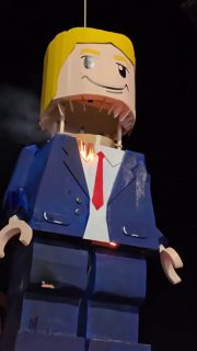 В Иране на траурной церемонии по Хаменеи сожгли чучело Трампа в стиле LEGO