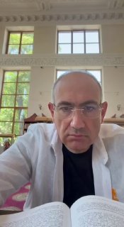 Никол Пашинян в Национальной библиотеке Армении