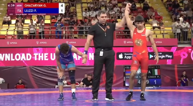 Гагик Казарян на пьедестале чемпионата Европы U20 по вольной борьбе в Скопье