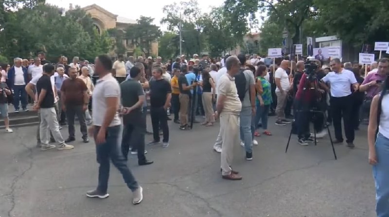В Ширакской области оппозиция провела митинг у Конституционного суда: явка оказалась низкой